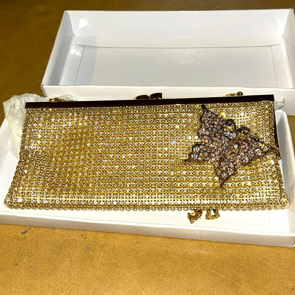 Isabella Adam’s - Picture 2 of 6